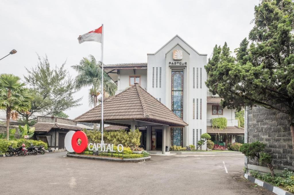 Capital O 874 Hotel Nyland Pasteur Бандунг Экстерьер фото